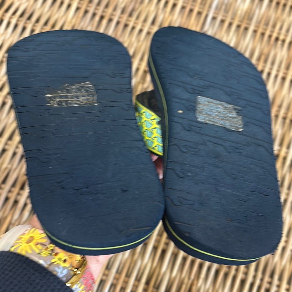Vineyard Vines Navy and Yellow Whale flip flops size 8 - Picture 4 of 5
